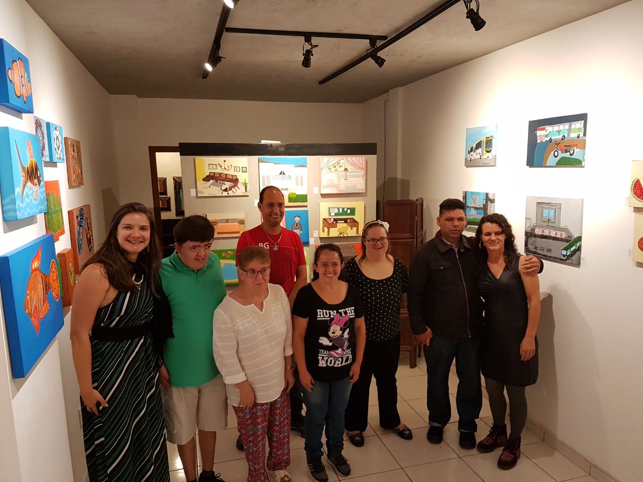 Nossa Coordenadora acompanhando os nossos artistas em sua primeira exposição de pinturas autorais, juntamente com a nossa Professora de Artes.